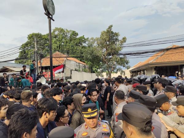 Demo Gerakan Bogor Melawan Ricuh, Mahasiswa Saling Dorong dengan Polisi di Jalan Sudirman