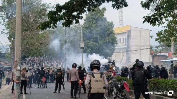 Ricuh di Gedung DPRD Cianjur: Pagar Roboh, Polisi Tembakkan Gas Air Mata, Massa Kocar-Kacir