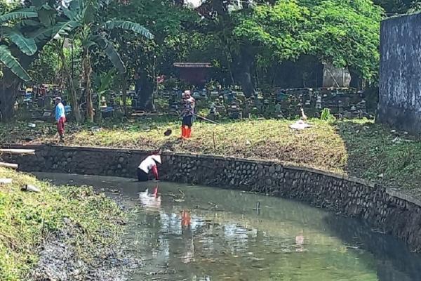 Minimalisir Banjir, Dinas PUPR Grobogan Dan DLH Bersihkan Sampah di Sungai Sadon Purwodadi