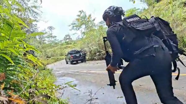 Petugas Gabungan Terjang Medan Berat Menuju Lokasi Penembakan Pesawat Smart Air di Koroway Batu