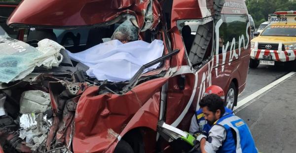 Mobil Travel Tabrak Belakang Dump Truk di Tol Cipularang, 1 Penumpang Tewas