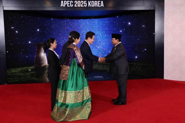 Momen Hangat Prabowo Disambut Hanbok di Gala Dinner KTT APEC Korea Selatan