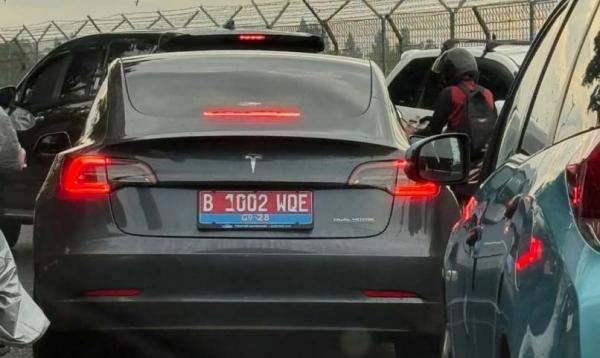 Geger! Mobil Mewah Tesla Model S Nomor Pelat Merah Melintas di Kawasan Pondok Cabe Pamulang