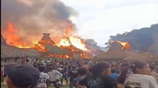 Kobaran Api Lumat 26 Rumah Adat di Sumba Barat, Jejak Sejarah Kampung Waruwora Terancam Punah