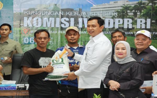 Bantuan Pangan Tahap II Terus Disalurkan, 3,3 Juta Warga Jabar Terima Beras dan Minyak Goreng