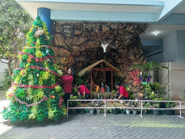 Jelang Natal, Ratusan Siswa Sulap 2.000 Botol Bekas Jadi Pohon Natal Megah Setinggi 3 Meter