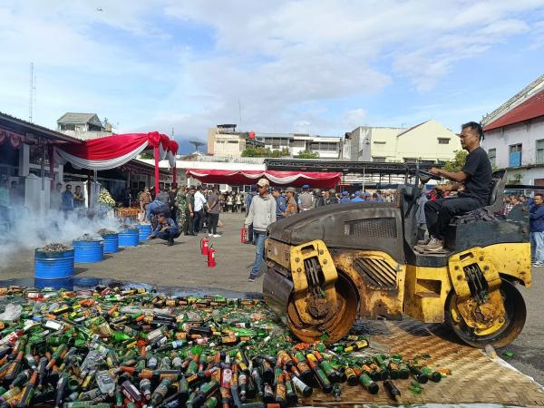 Jelang Tahun Baru, Ribuan Miras dan Ratusan Ribu Rokok Ilegal Digilas di Cianjur