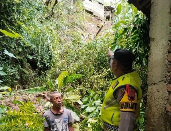 Hujan Lebat Picu Longsor Tebing di Sempor, Dua Rumah Warga Terdampak