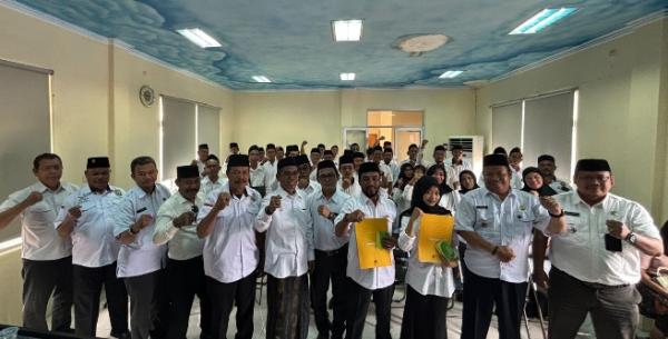 Perkuat Pelayanan dan Partisipasi Masyarakat Lurah Mekarsari Lantik Puluhan Ketua RT RW
