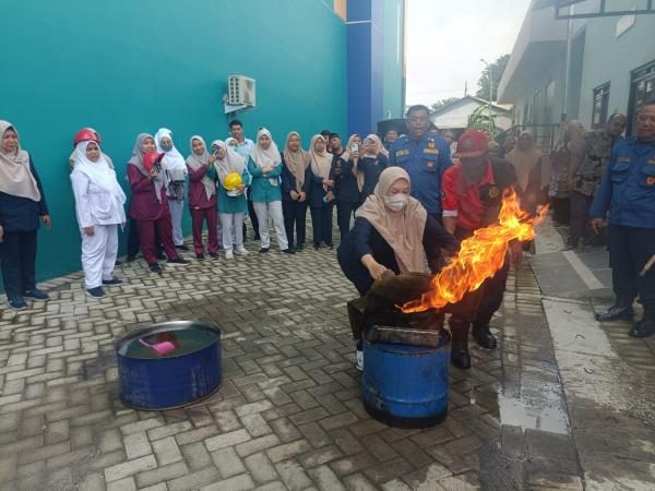 Upgrade Ilmu, Tenaga Medis dan Paramedis Lakukan Simulasi Memadamkan Api