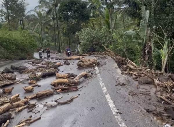 Banjir Bandang Bawa Kayu-kayu Terjang Mrebet dan Karangreja, Sejumlah Rumah Hanyut