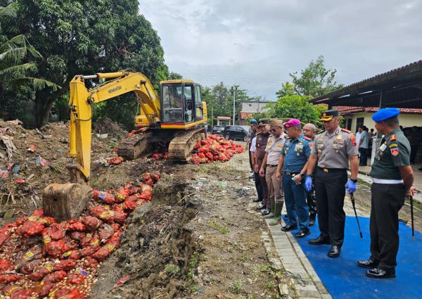 Polisi Musnahkan 6.171 Karung Bawang Bombay Ilegal, Satu Orang Ditetapkan Tersangka