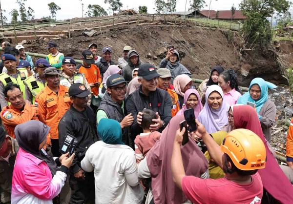 Bahagianya Pengungsi Bencana Purbalingga Dikunjungi Mantan Gubernur Ganjar Pranowo