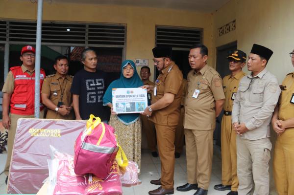 Rumah Nenek Surminah Roboh, Pemkot Tegal Serahkan Bantuan