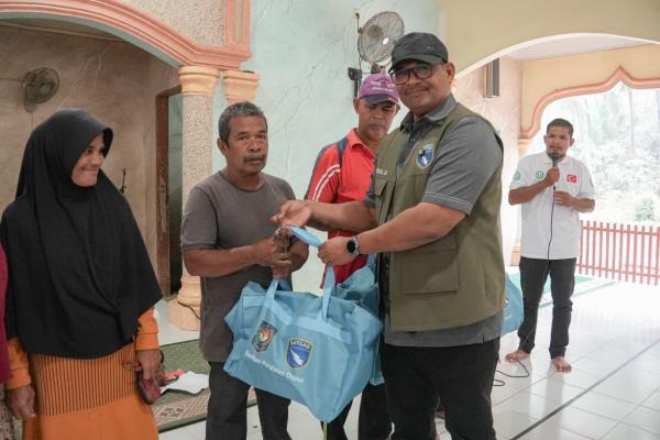 Safrizal ZA Serahkan Bantuan Peralatan Dapur untuk 600 KK Terdampak Banjir dan Longsor di Bireuen