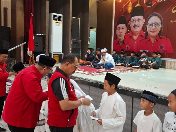 Ribuan Warga Surabaya Sumringah, Janda hingga Anak Yatim Terima Bingkisan Spesial Jelang Lebaran
