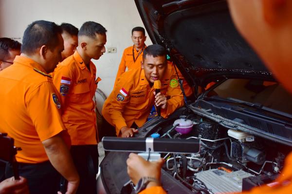 Jelang Mudik Lebaran, Personel Basarnas Semarang Dilatih Penanganan Kecelakaan Mobil Listrik