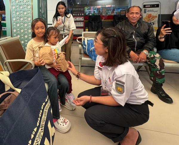 Hiburan Budaya dan Pembagian Takjil Warnai Pelepasan Pemudik di Stasiun Pasar Senen