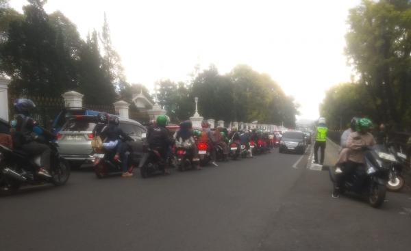 Arus Balik Puncak Memuncak! Pasar Cipanas Lumpuh, Antrean Kendaraan Mengular Panjang