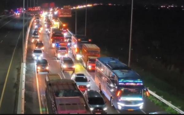 Puncak Arus Balik, Ribuan Kendaraan Pemudik Terjebak Macet Horor 10 Km di Tol Pejagan-Pemalang