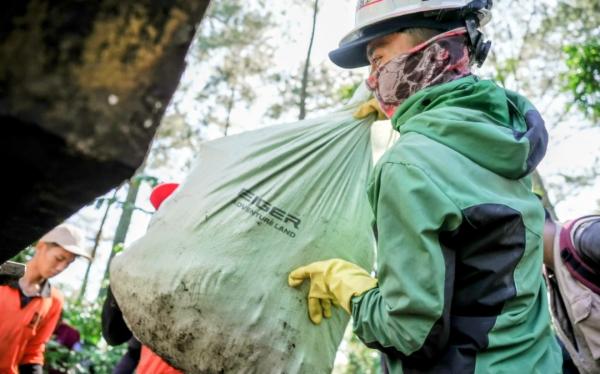 Antisipasi Banjir dan Longsor, 70 Relawan Angkut 6 Ton Timbunan Sampah di Puncak