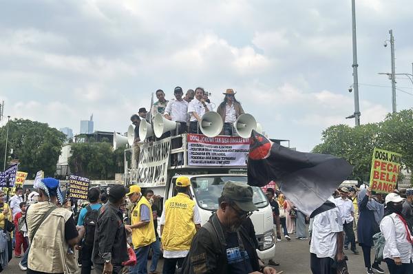 Demo di DPR, Roy Suryo Cs Desak Jokowi Tunjukkan Ijazah Asli