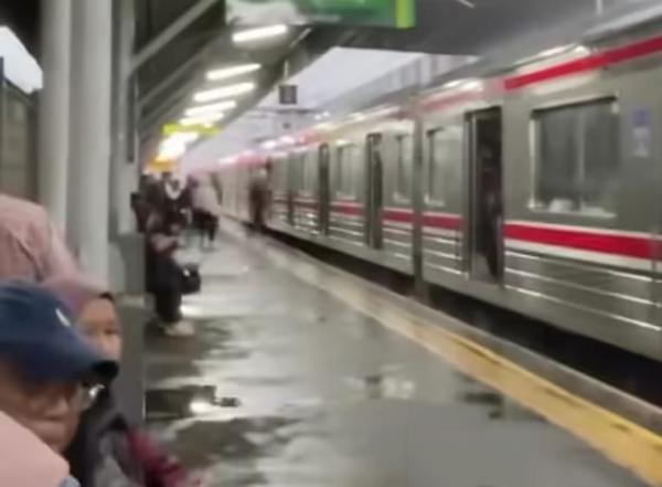Wanita Muda Melahirkan di KAI Commuter Line Jurusan Rangkasbitung Tanah Abang