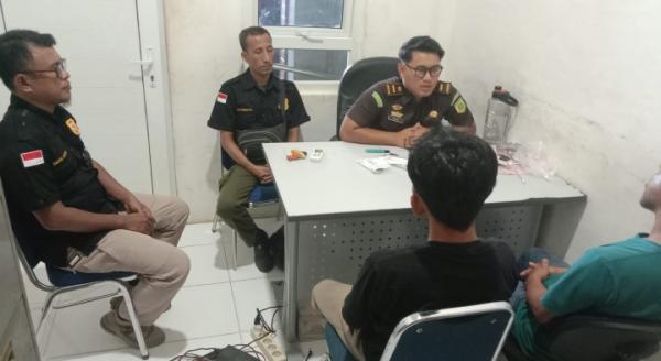 Satpol PP-WH Aceh Selatan Limpahkan 2 Tersangka Kasus Khamar ke Kejari, Terancam 60 Kali Cambuk