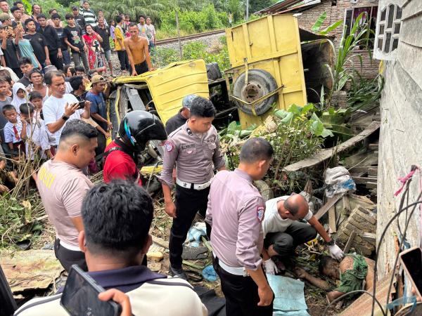 Ngeri! Truk Pasir Terseret KA Putri Deli, Sopir Tewas di Tempat