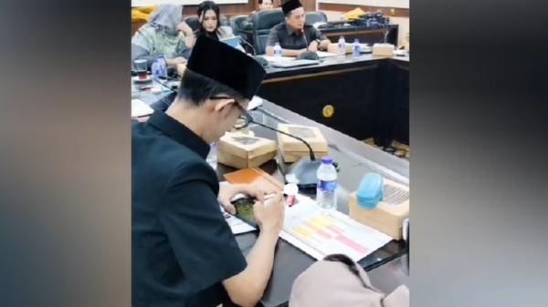 Viral! Anggota DPRD Jember Kepergok Main Game dan Merokok Saat Rapat Bahas Stunting