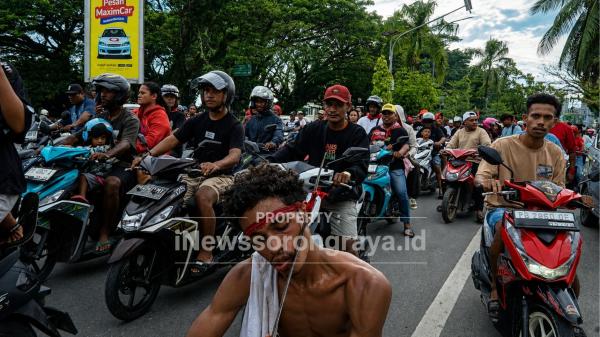 Foto Tarian Cakalele Hingga Ritual Adat Warnai Peringatan Hari Pattimura ke-209 di Kota Sorong