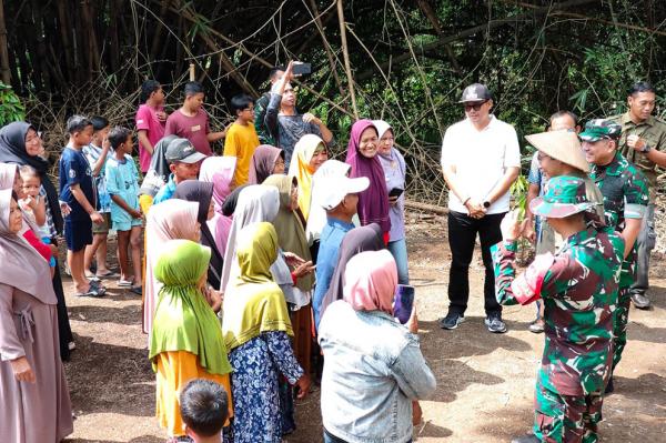 Momen Akrab Bupati Sragen, Danrem dan Dansatgas Diserbu Warga di Lokasi Sumur Bor TMMD