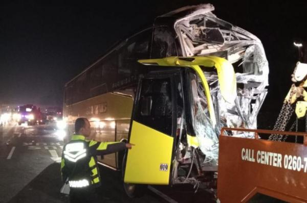 Kecelakaan Bus Study Tour SMP Brangsong Kendal Tabrak Truk di Tol Cipali, 1 Orang Tewas 10 Luka
