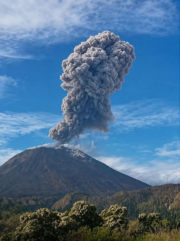 Breaking News! Gunung Lewotobi Laki-laki Kembali Meletus, Abu Vulkanik Setinggi 1 Km