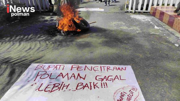 Demo di Kantor Bupati Polewali Mandar Ricuh