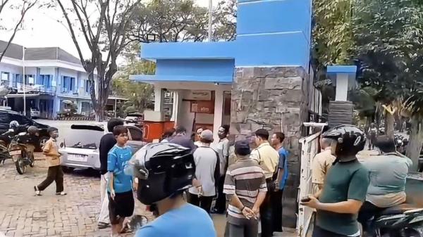 Terduga Pelaku Ganjal ATM Diamankan di Depan Kantor Dinas Pendidikan Lamongan