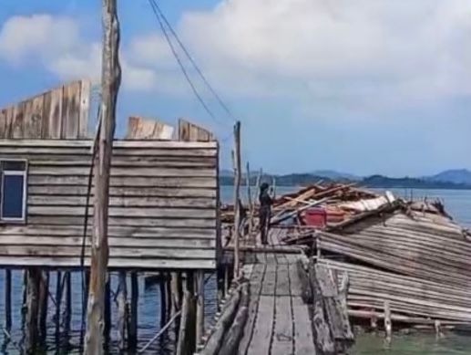 Puting Beliung Mengamuk di Bakung Serumpun Lingga Rusak Rumah Warga