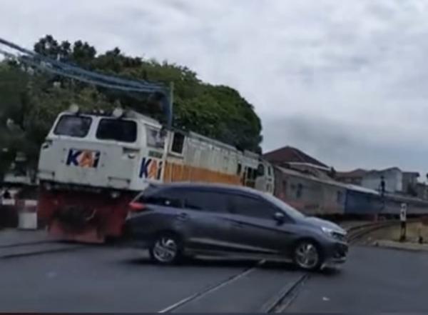 Viral Mobil Terobos Palang Pintu Nyaris Tertabrak KA di Pelintasan Layur Semarang, Ini Kata Daop 4
