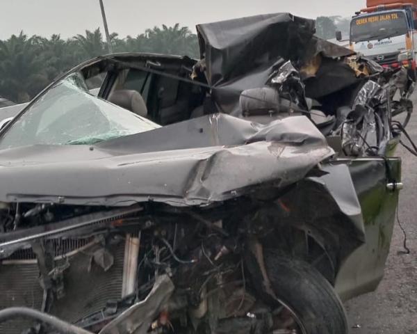 Innova Hantam Belakang Truk di Tol Medan-Tebing Tinggi, 6 Penumpang Terluka