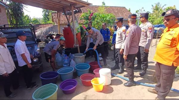 Kekeringan Melanda, Polres Bondowoso Salurkan Air Bersih ke 20 Dusun