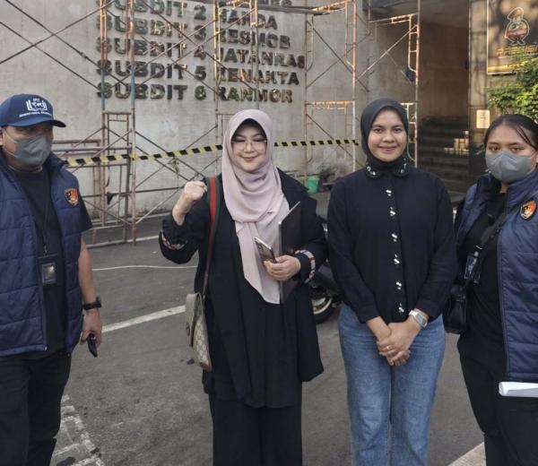 Penampakan Dokter Tifa saat Tiba di Polda Metro Jaya Usai Ditangkap dari Apartemennya
