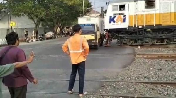 Terobos Palang Pintu, Truk Boks Mogok Tertabrak KA Harina di Pelintasan Hasanuddin Semarang