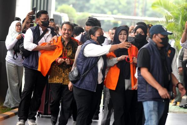 Penampakan Roy Suryo dan Dokter Tifa di Kejari Jaksel, Pakai Rompi Tahanan dengan Tangan Diborgol