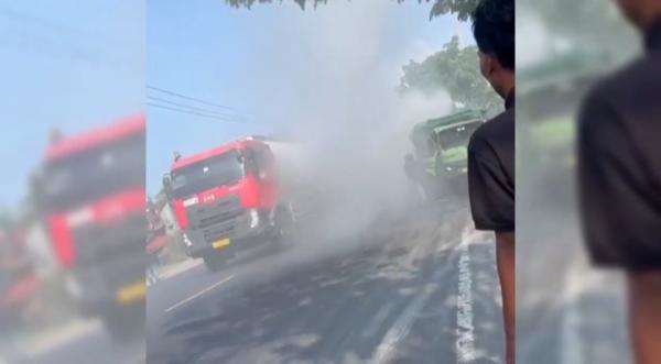 Dramatis! Truk Keluarkan Asap Tebal Usai Tabrakan di Jalur Pantura Tuban
