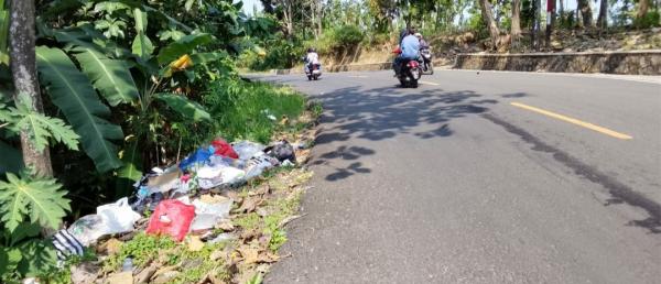 Lapor KDM! Jalan Nasional Jabar Selatan di Sindangbarang Cianjur Dikotori Tumpukan Sampah Liar