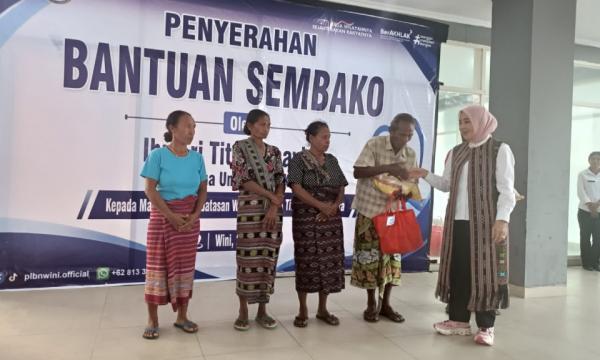 Ketua TP PKK Pusat Tri Suswati Tito Karnavian Salurkan Bantuan Bagi Warga di Wini