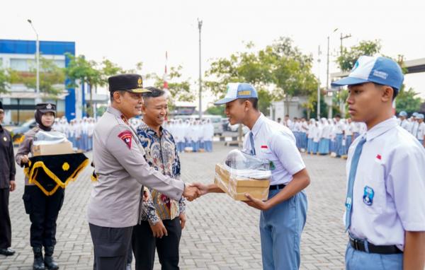 Kapolda Jateng dan Bupati Etik Hadiri Pembagian 1.000 Sepatu Gratis untuk Pelajar Sukoharjo
