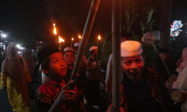 Semarak 10 Muharram, Ratusan Cahaya Obor Terangi Jalan Desa Prasi