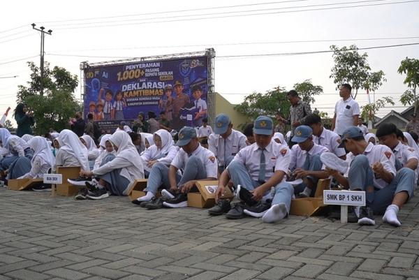Sentuhan Humanis Hari di Bhayangkara ke 80, Kapolda Jateng Bagikan 1.000 Pasang Sepatu Bagi Pelajar