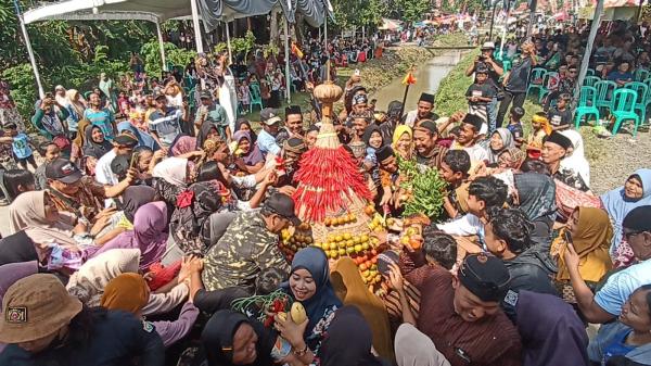 Bapak-Bapak Gendong Tumpeng dan Ayam Ingkung di  Tradisi Sedekah Bumi Desa Mojo